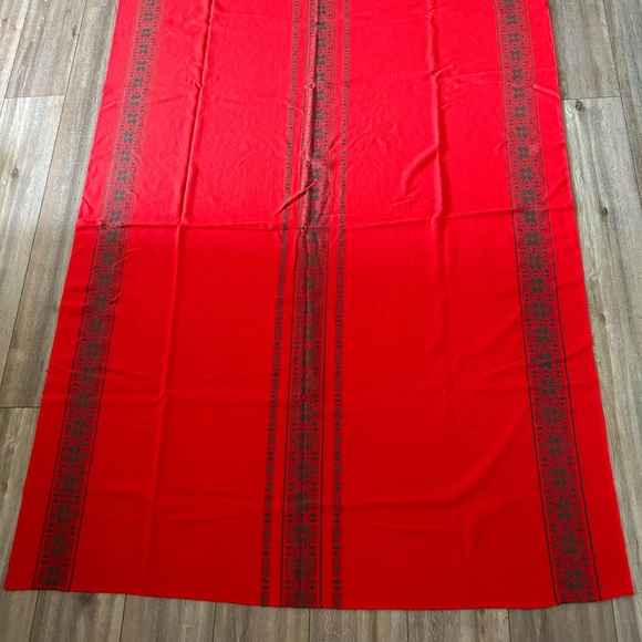 Vintage Embroidered Rectangular Tablecloth 81.5x60 Red Green Christmas Holidays - Picture 4 of 14